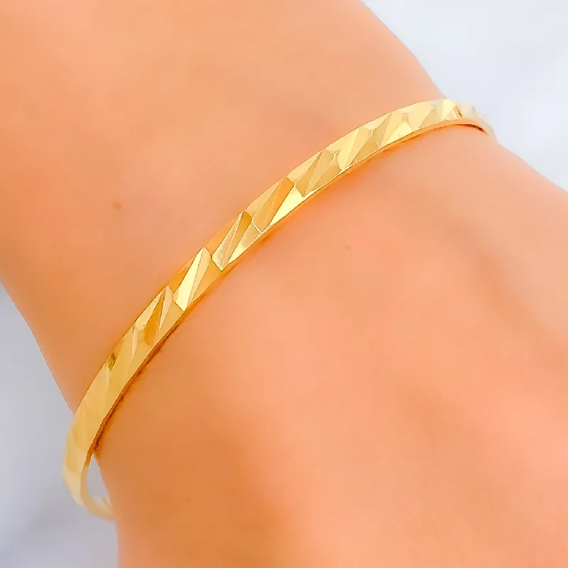 Women’s luxury gold bracelets-Traditional Radiant 22k Gold Bangle