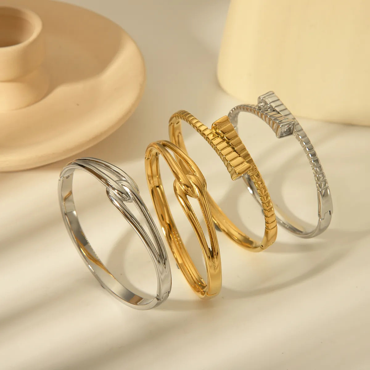 Women’s bold bracelets-Vintage Style Classic Style Commute Solid Color 304 Stainless Steel 18K Gold Plated Bangle In Bulk