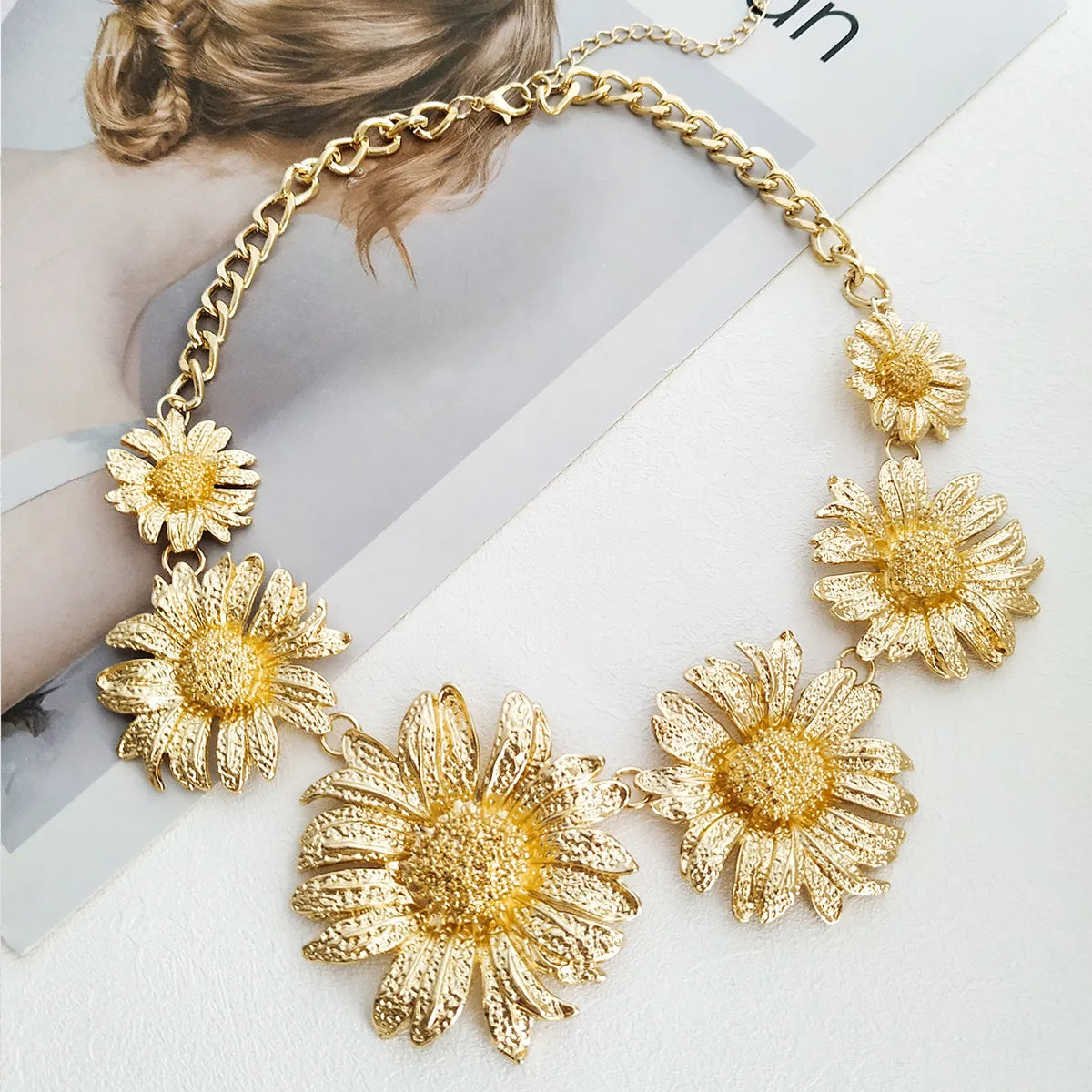 Women’s fine gold necklaces-Elegant Exaggerated Daisy Alloy Plating Women's Necklace