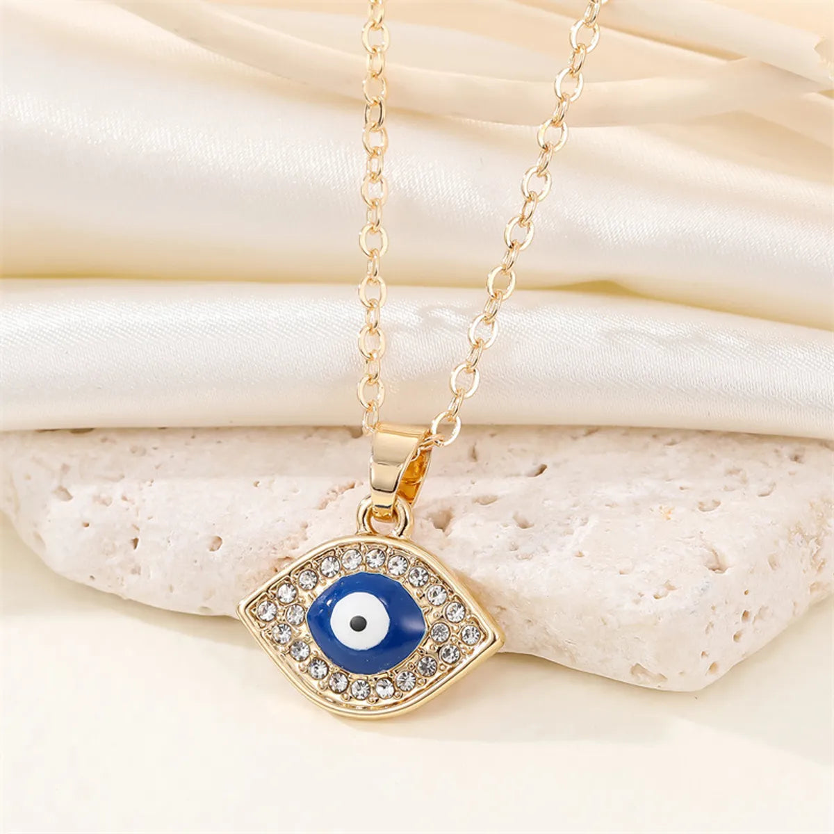 Women’s turquoise necklaces-Retro Full Diamond Eye Necklace Simple Blue Devil's Eye Pendant Clavicle Chain