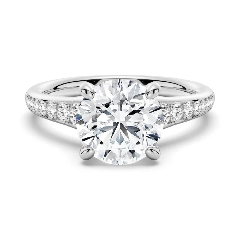 Women’s mixed metal engagement rings-Vintage Round Cut Moissanite Engagement Ring With Graduated Band