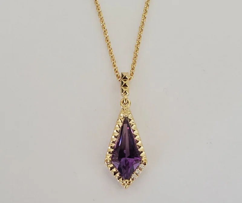 Women’s classic pearl necklaces-14kt Yellow Gold Amethyst and Diamond Pendant