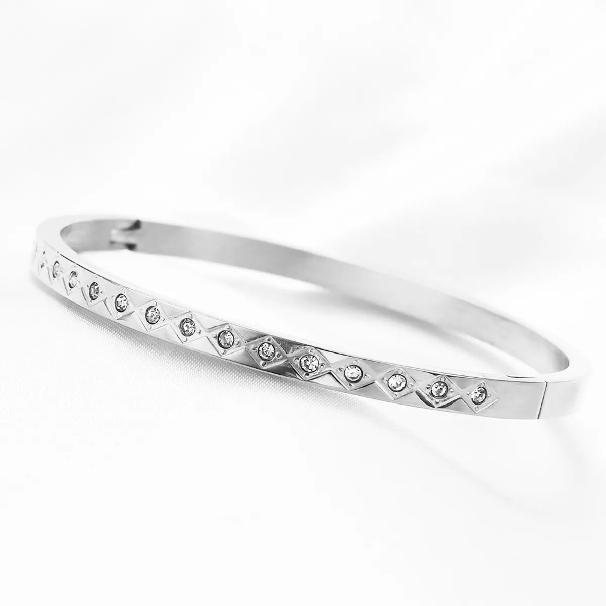 Women’s luxury bangles-Simple Style Solid Color Titanium Steel Inlay Zircon Bangle